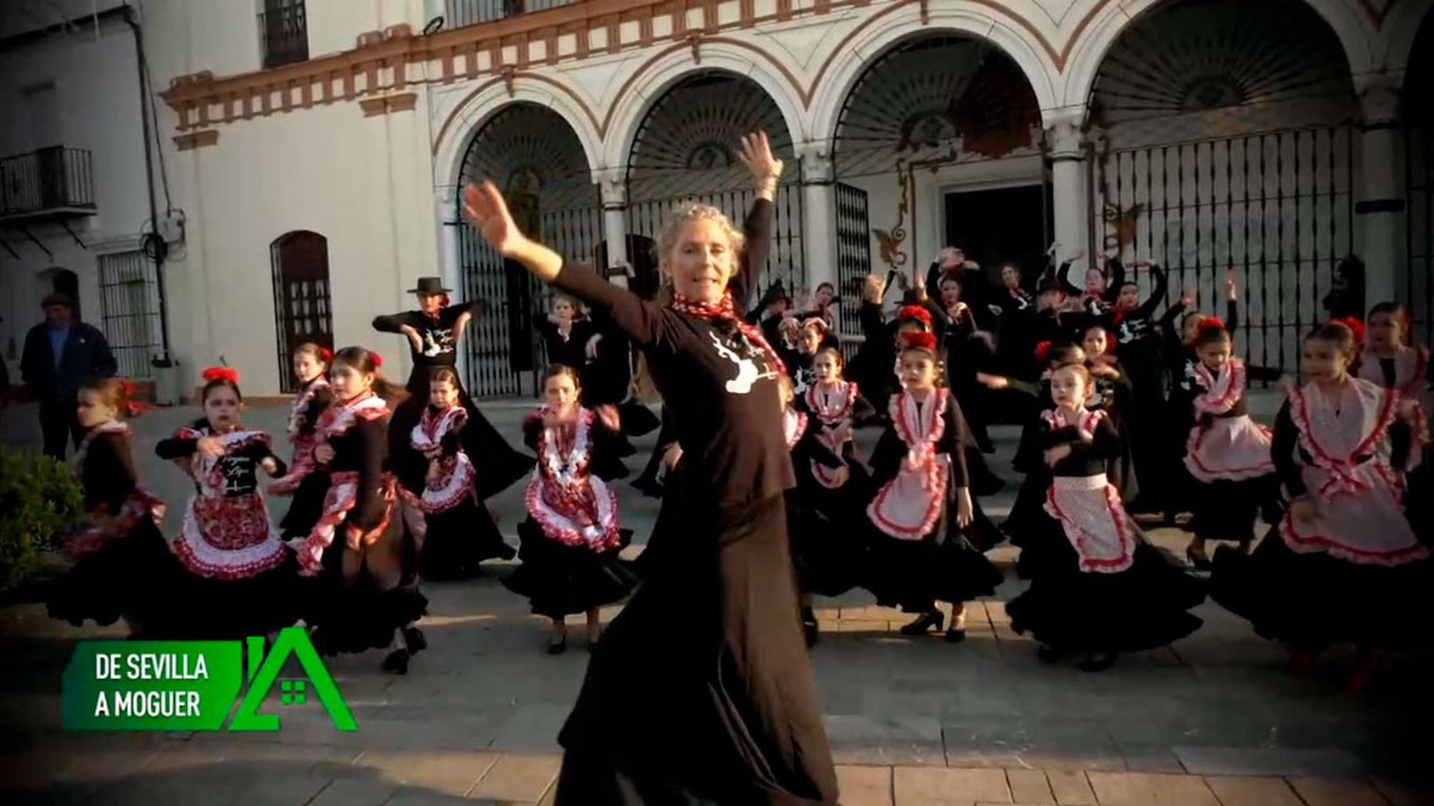 Tras viajar por medio mundo decidió volver a Moguer donde ha montado su propia academia de baile