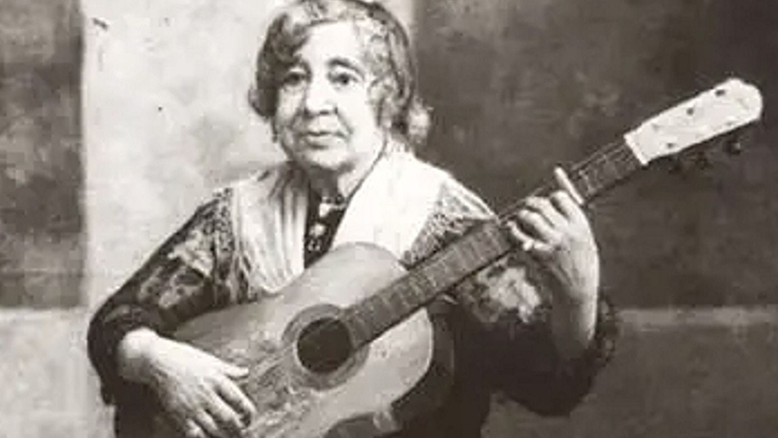 Mujer tocando la guitarra flamenca