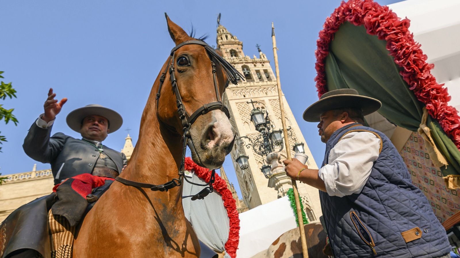 Miles de romeros ponen rumbo al Rocío desde Sevilla