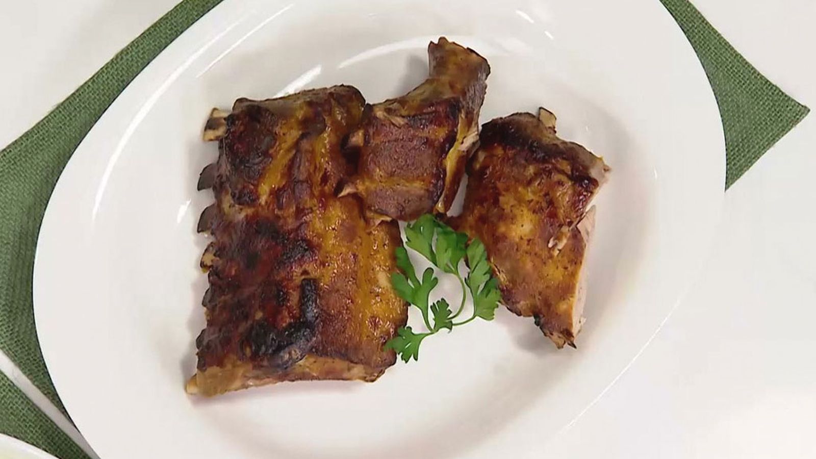 El secreto para cocinar unas costillas asadas que se deshagan en tu boca