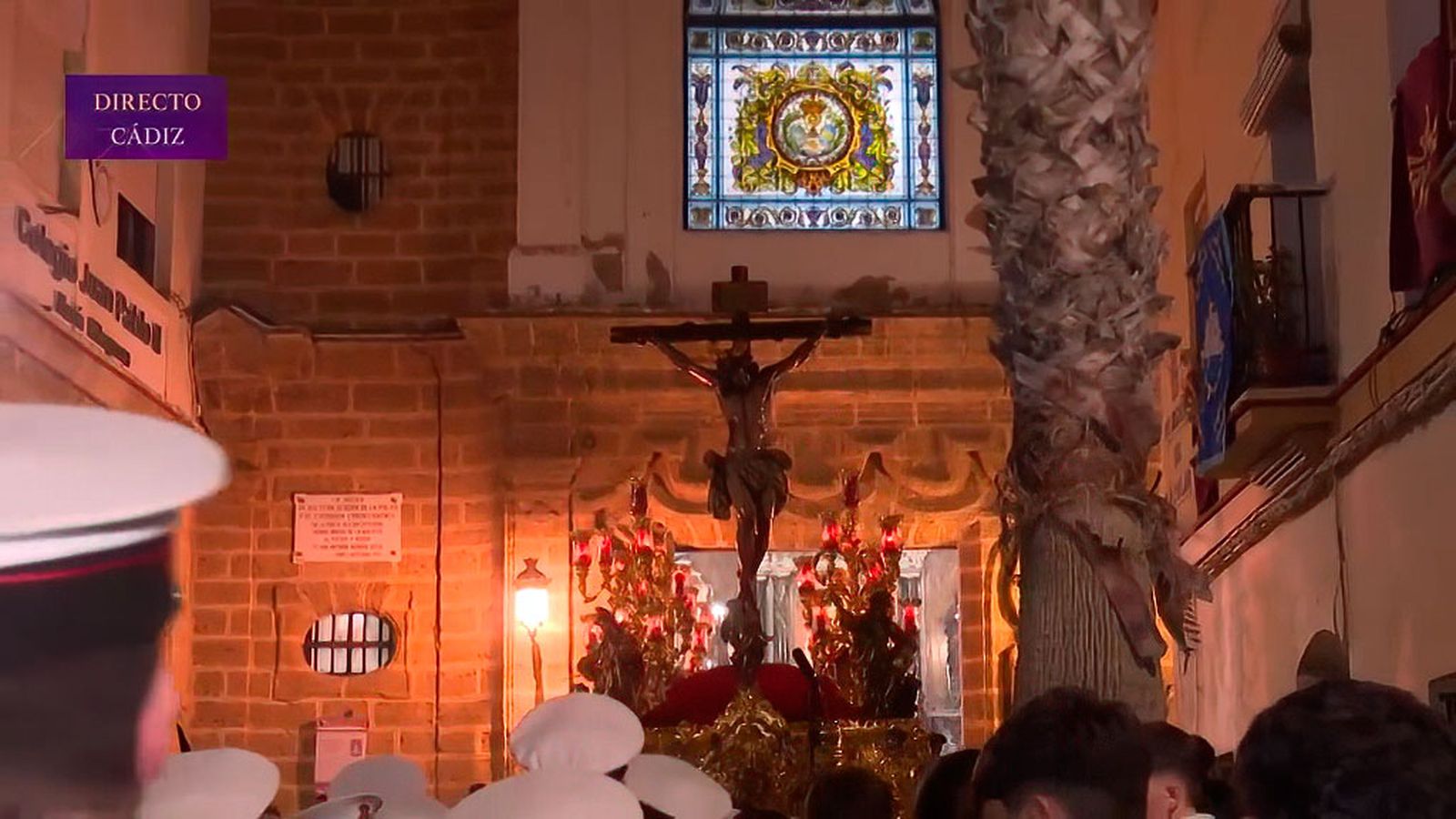 La recogida de la Hermandad de la Palma en el barrio de la Viña de Cáidz al son de coros de carnaval