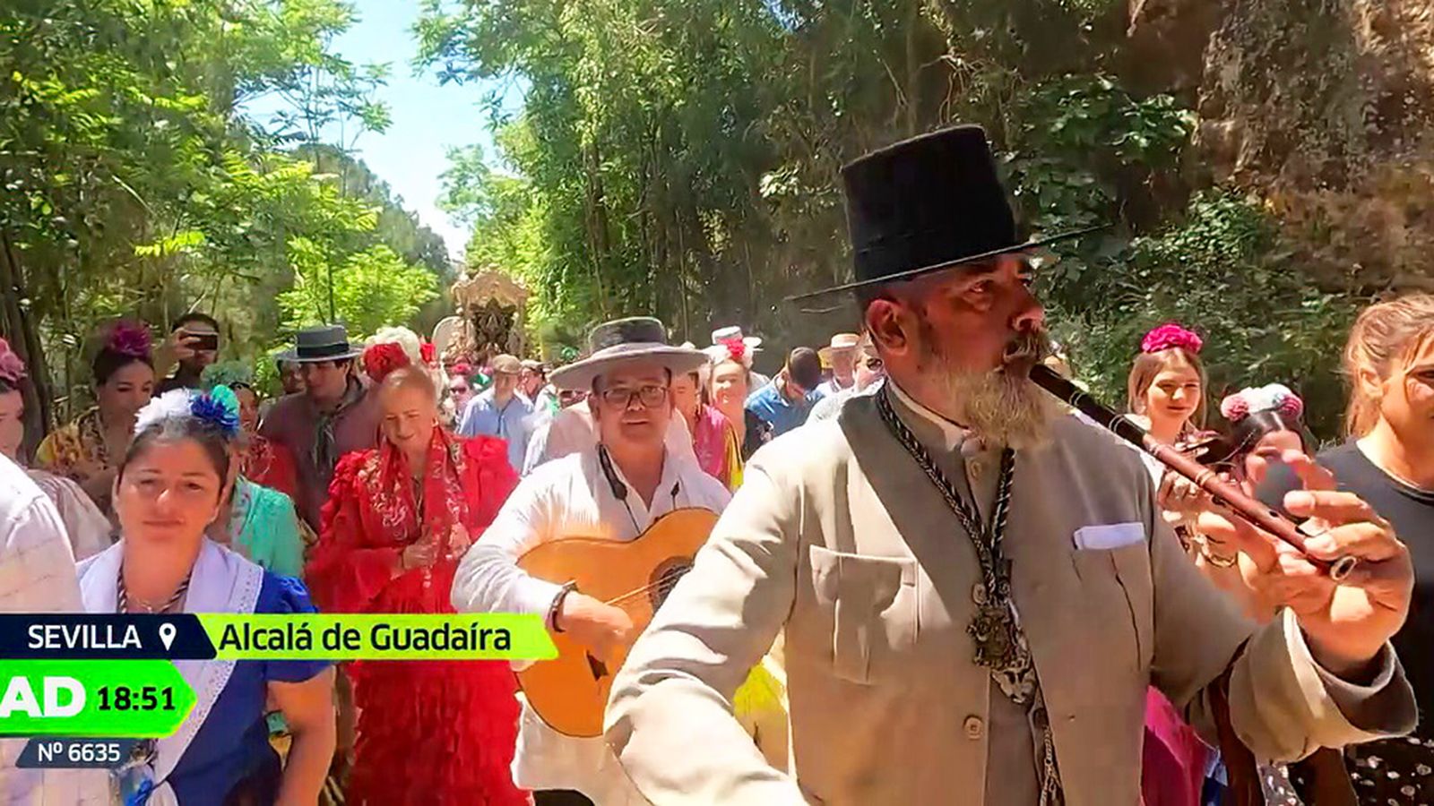 Gustavo, el rey del tamboril, lleva 40 años acompañando a las hermandades