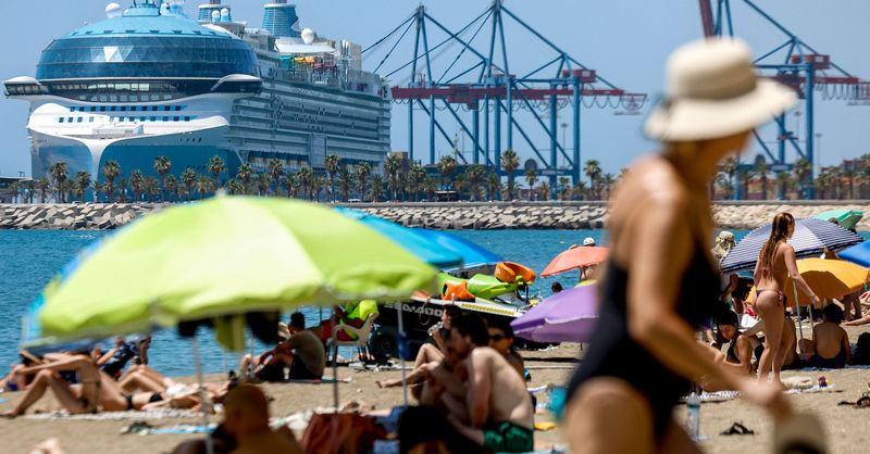 El Legend of the Seas, un coloso flotante que inicia su primera travesía en Málaga