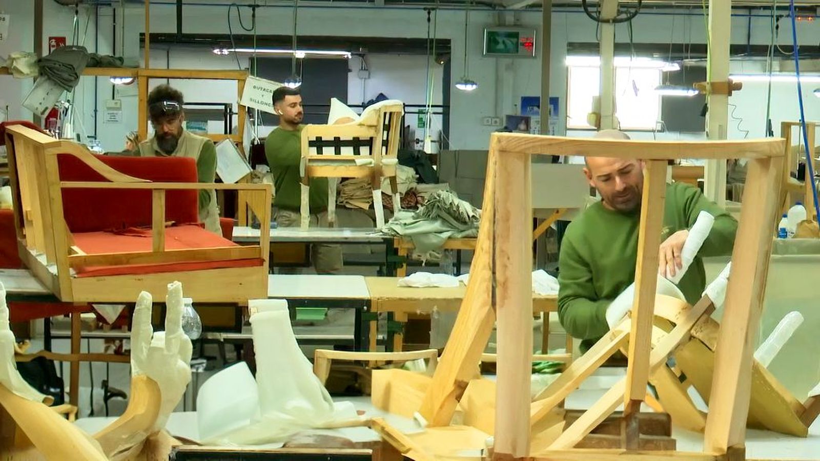Se buscan jóvenes para aprender el oficio del sofá en Pilas, el pueblo sevillano con 30 tapicerías