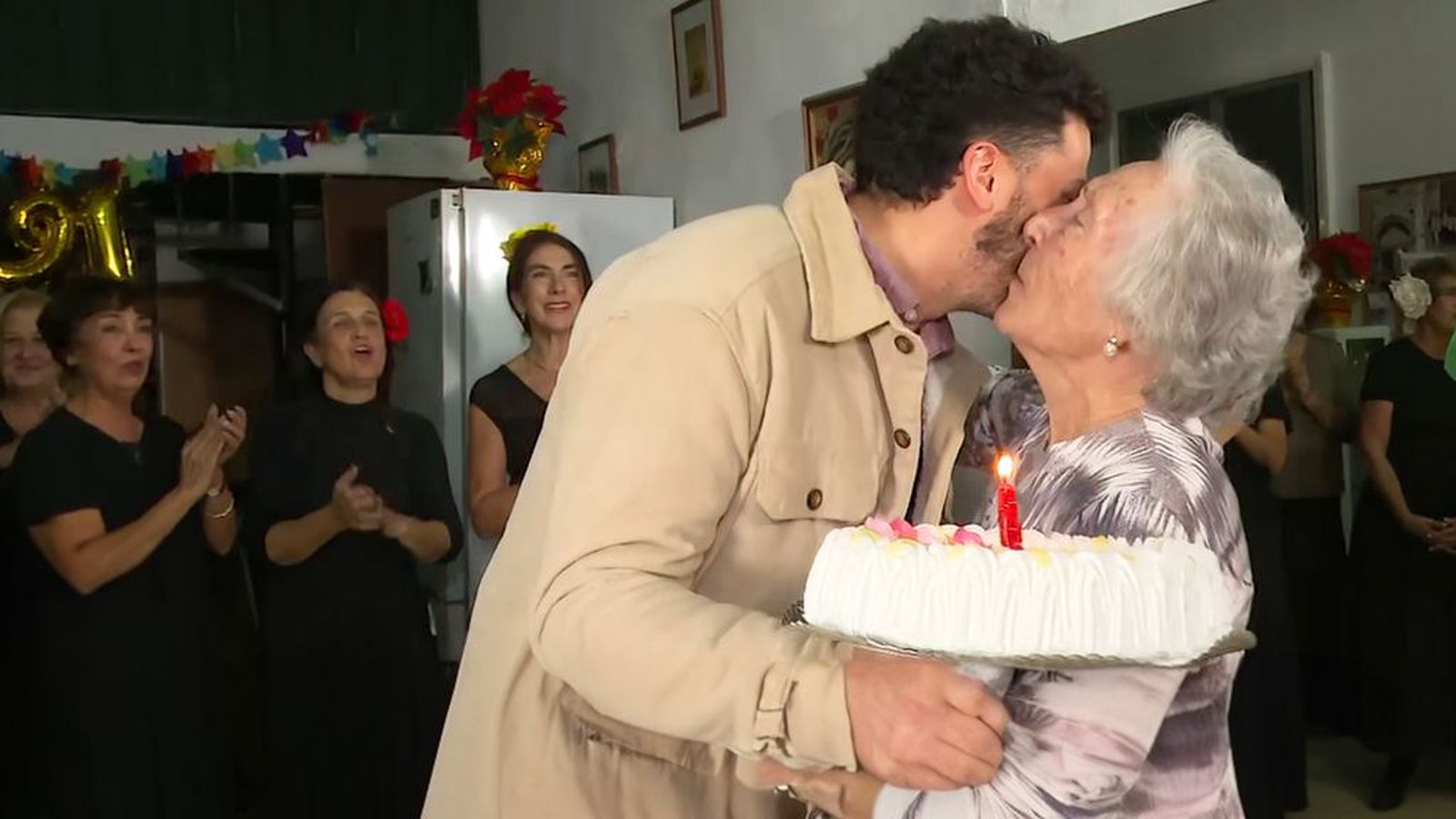 Maleni, dedicada al arte flamenco desde niña, celebra 91 años rodeada de familia, vecinos y alumnas