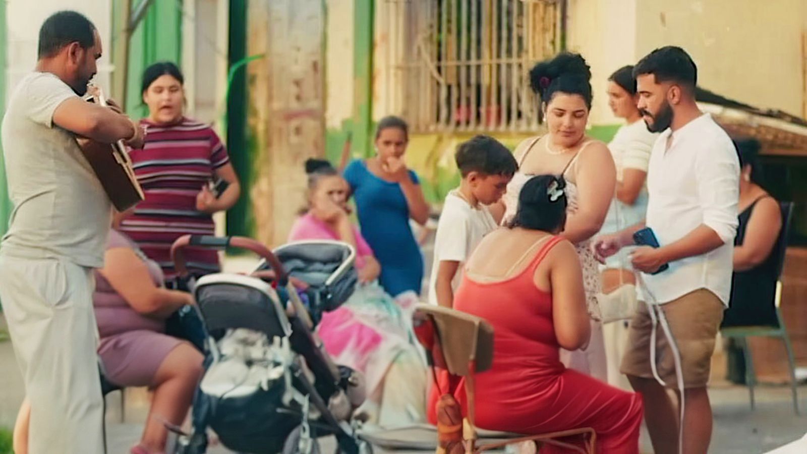 Manuel Jiménez, el influencer de las 3000 viviendas, estrena documental sobre su barrio