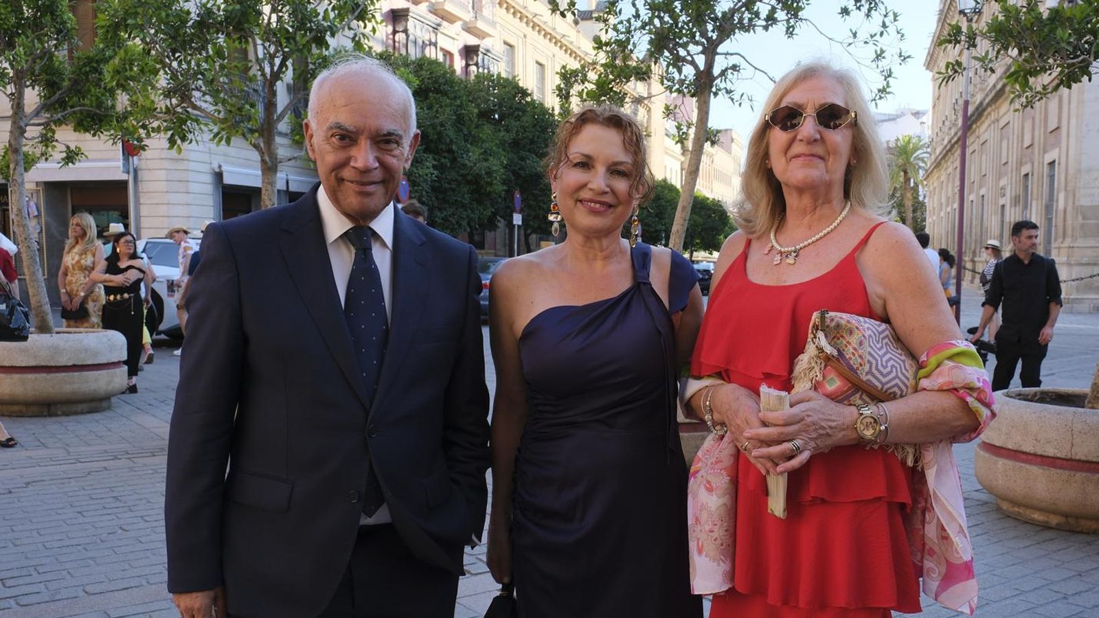 A las puertas del Real Alcázar, Carmen Beamonte, directora de Informativos de CSR y Natalia Barnés