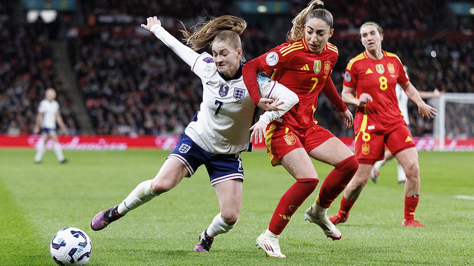 Olga Carmona con la selección de España ante Inglaterra