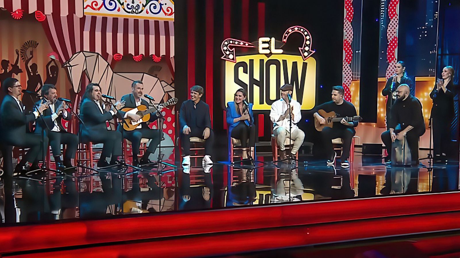 Broche final por sevillanas con Cantores de Híspalis, Laura Gallego y Paco Candela