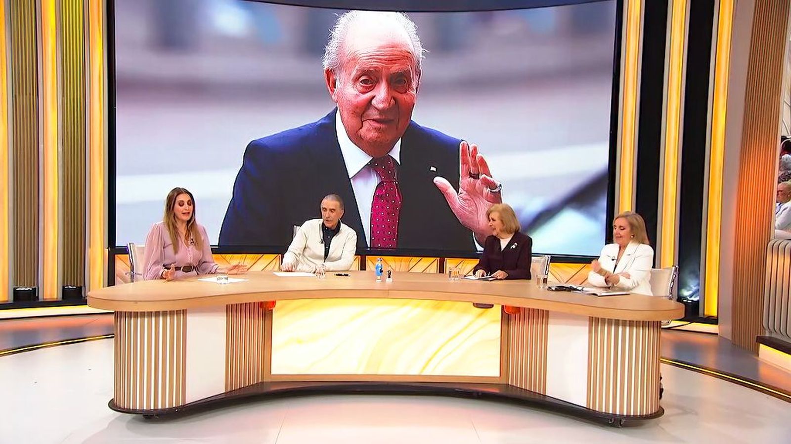 El encuentro de Carlos Herrera con el rey Juan Carlos I, uno de los temas de la crónica social