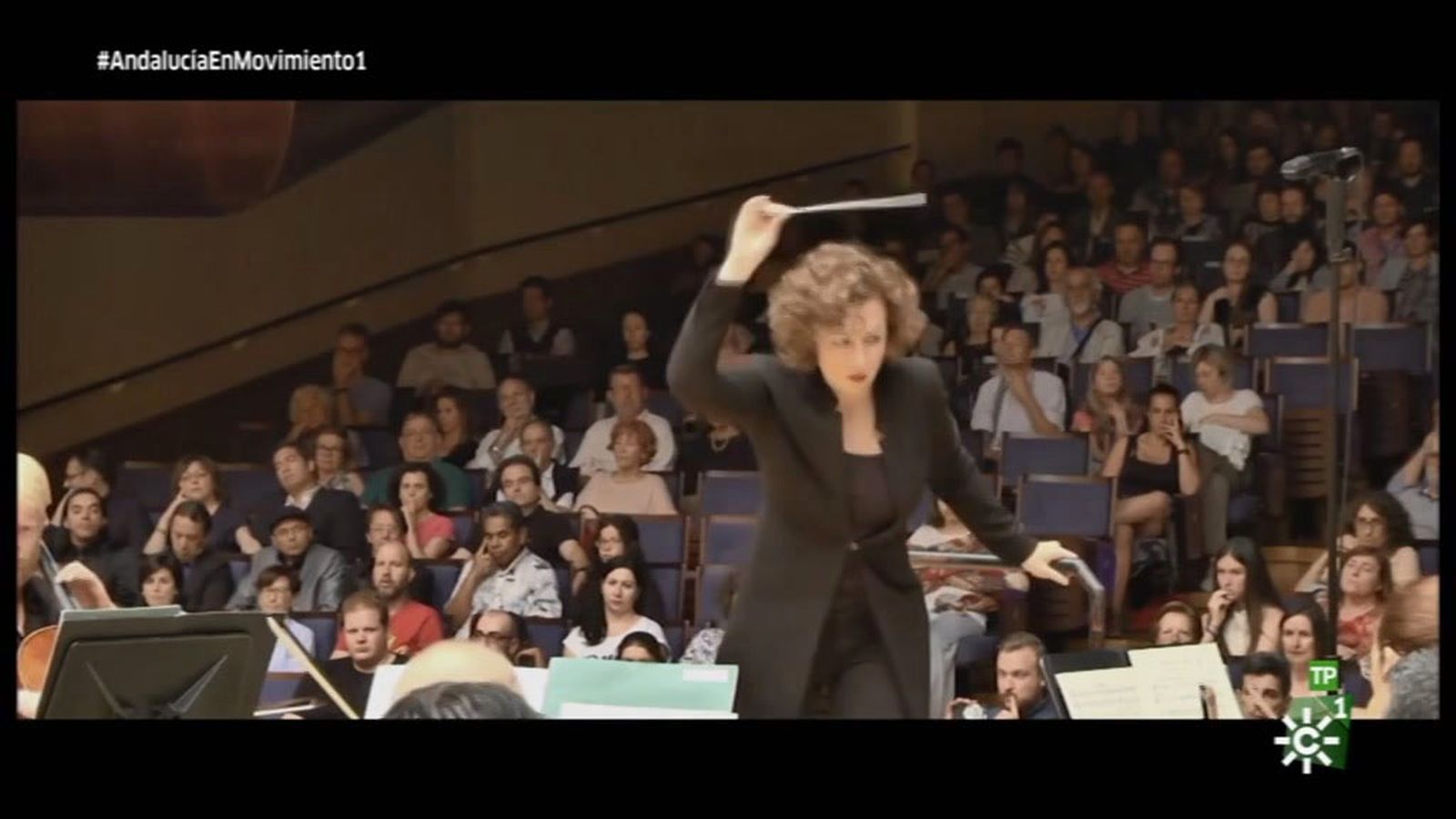 Lucía Marín, una directora de orquesta que se siente libre al coger la batuta