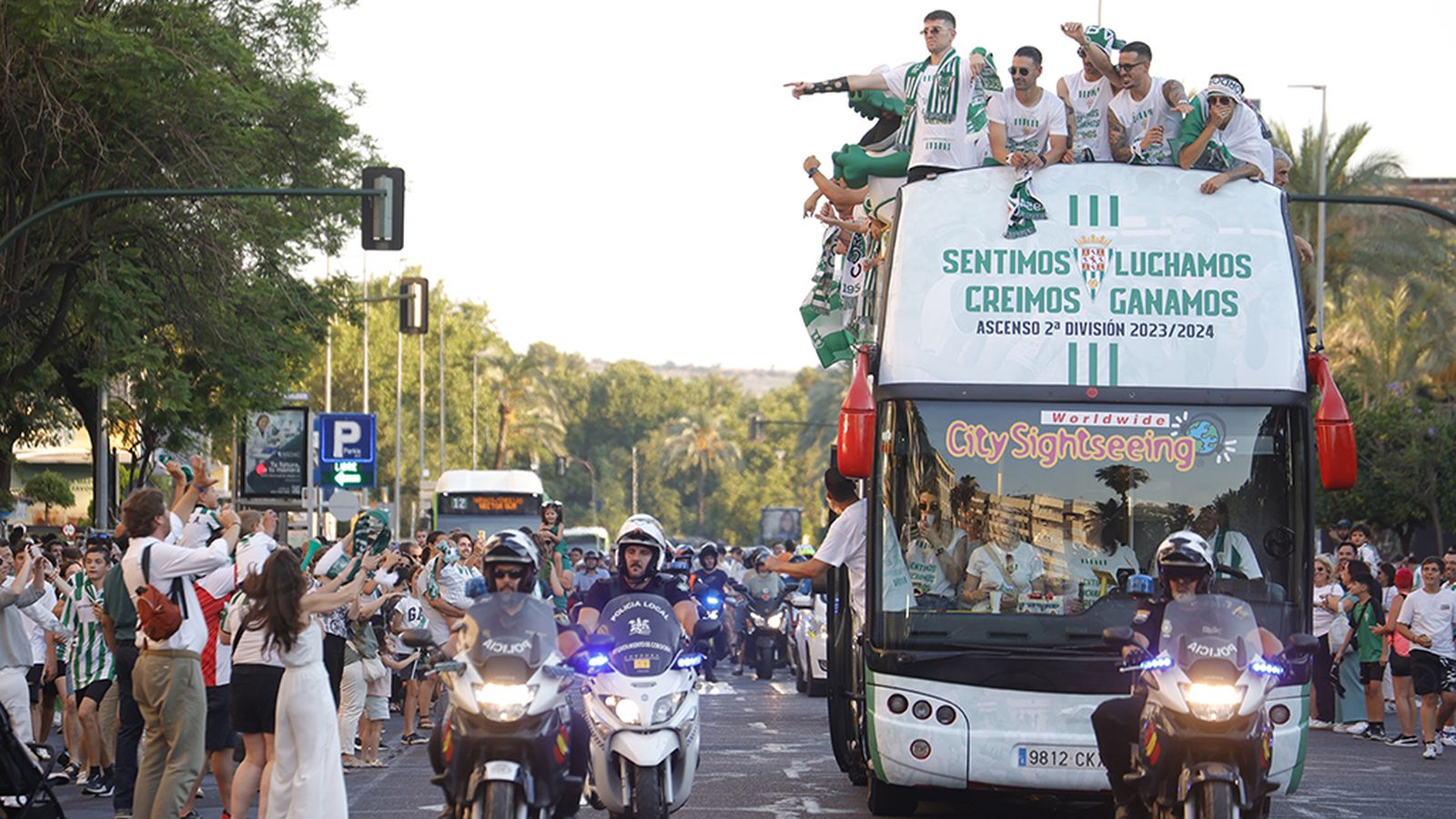 Autobús del Córdoba  en al celebración del ascenso