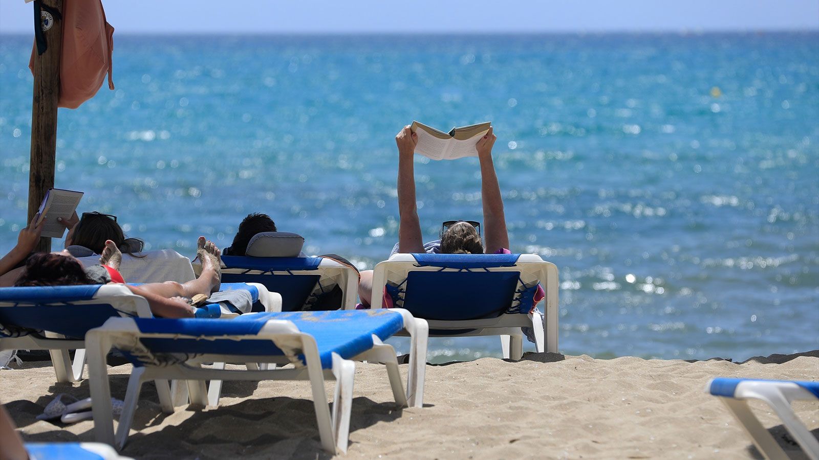 LEER-EN-LA-PLAYA