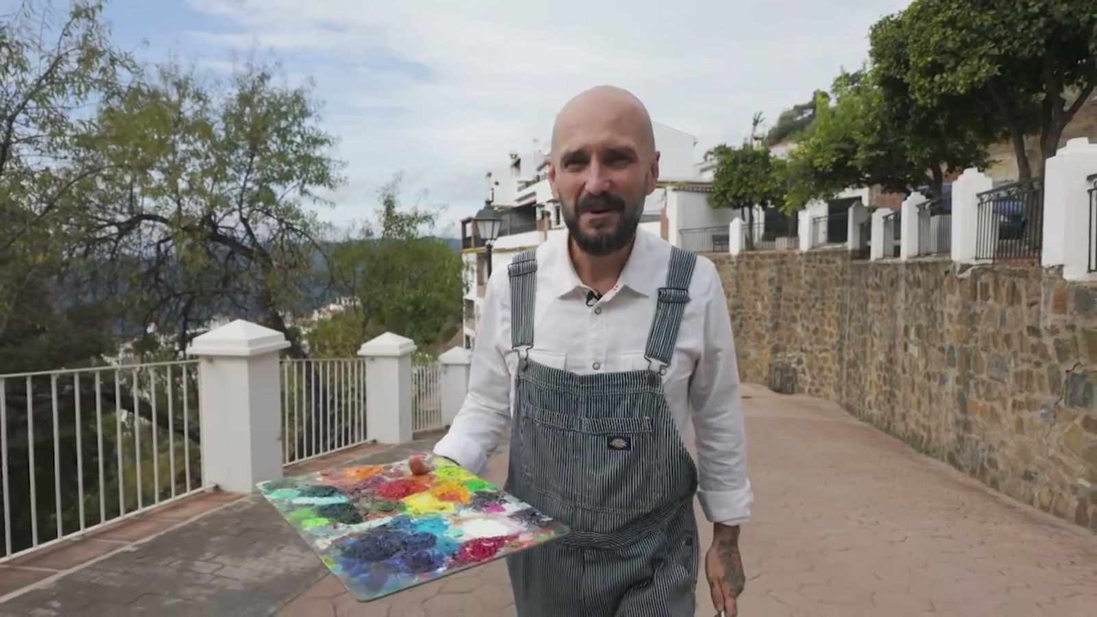 En Genalguacil tiene su taller de pintura y su pareja da clase de inglés a los niños del pueblo