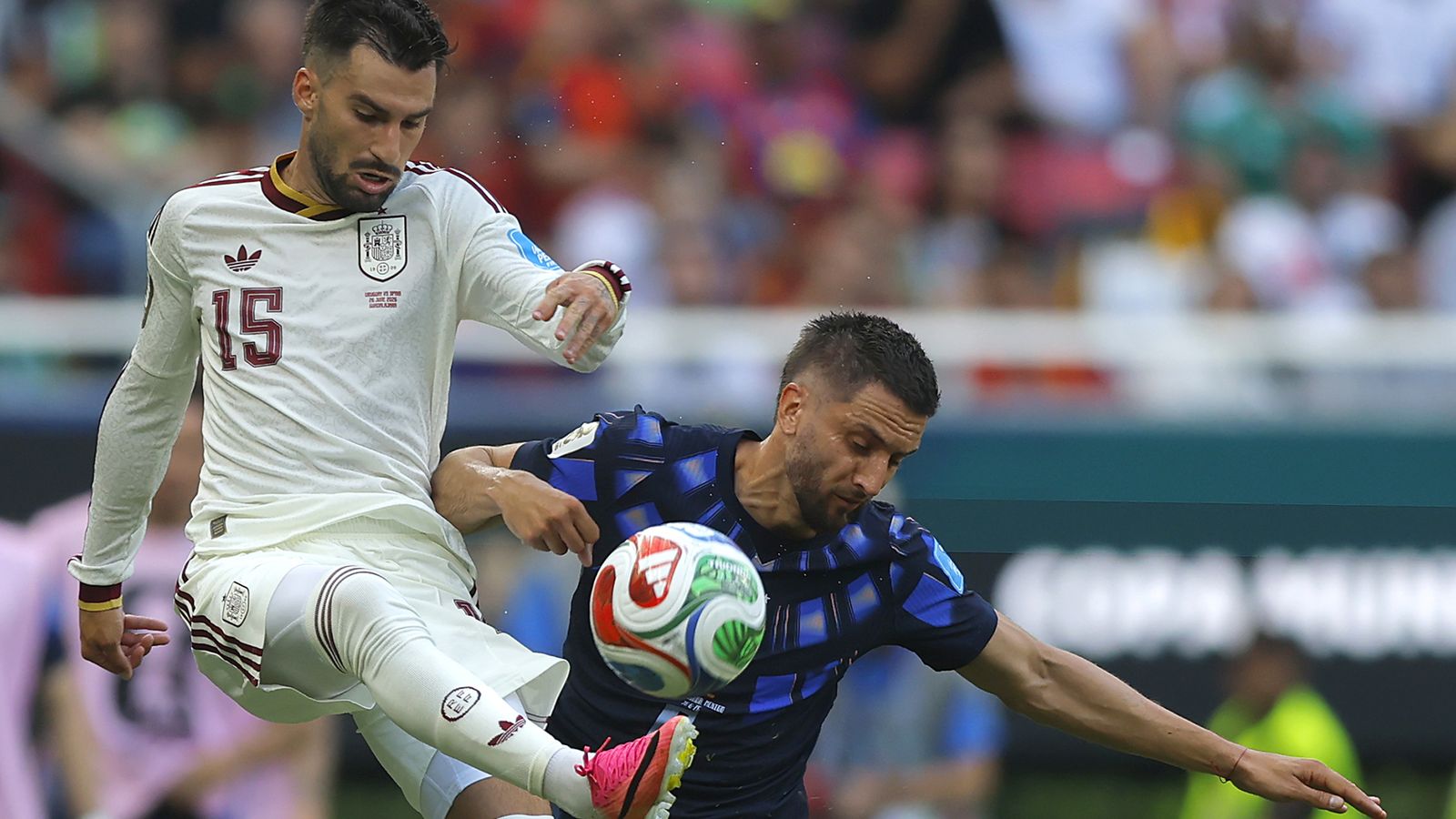 Baena marca el gol ante Uruguay.