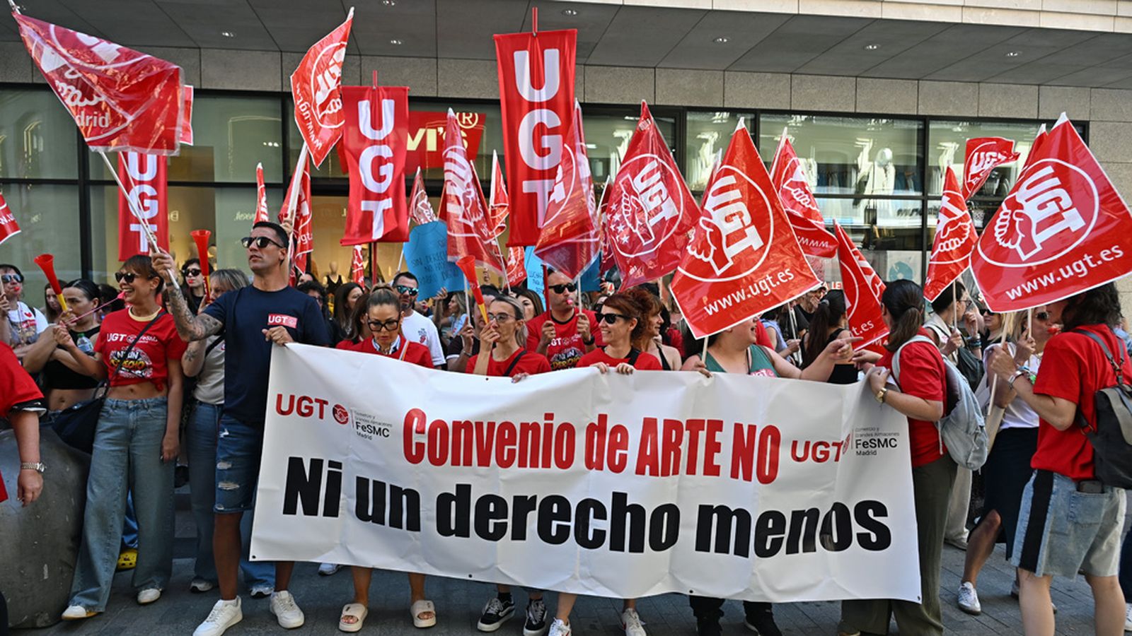 Miles de trabajadores se manifiestan contra el preconvenio del comercio textil