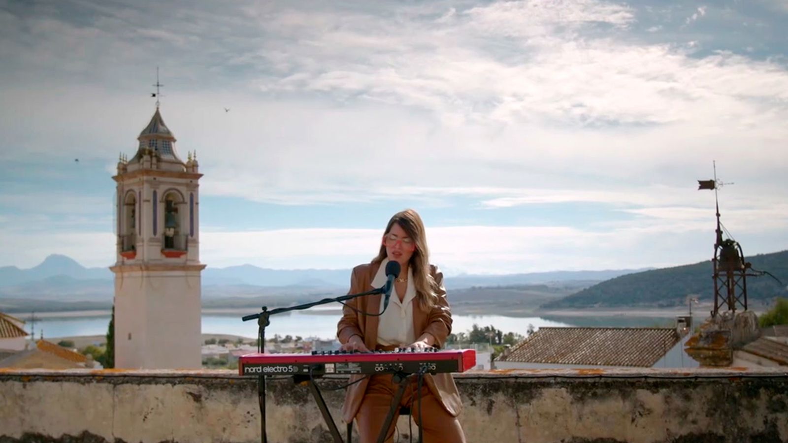 La cantante y compositora gaditana Manola interpreta '¿Por qué? Dímelo' en Bornos