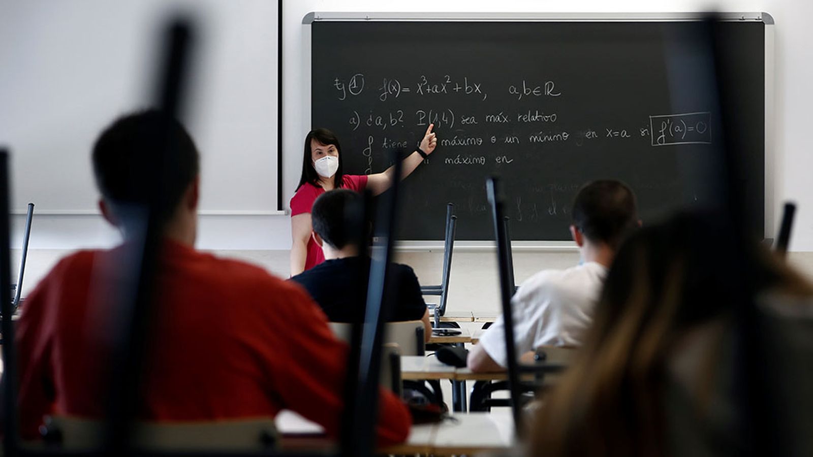 estudiantes mascarillas instituto coronavirus aula clase profesora