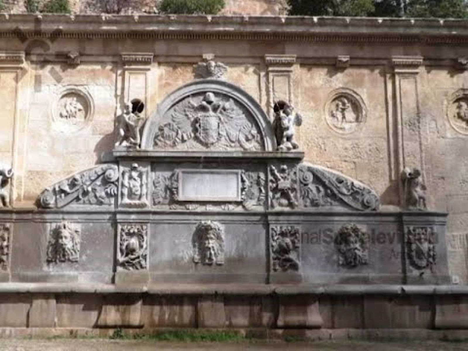 El Pilar de Carlos V en la Alhambra de Granada | Arquitectura renacentista en Andalucía