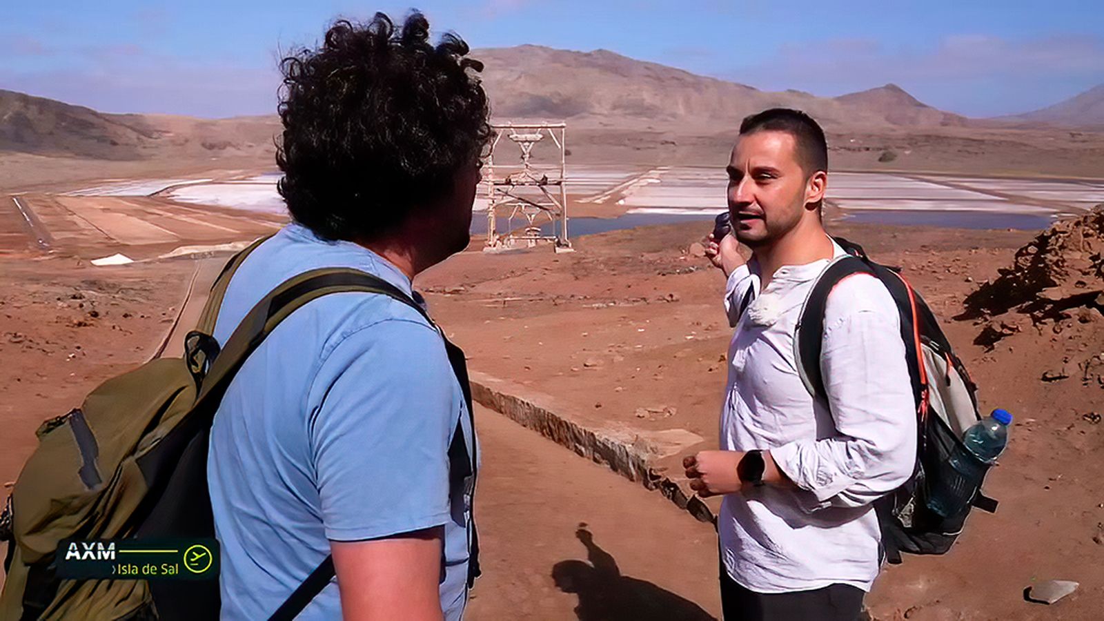 Un baño con Adrián Ortega en las salinas de un cráter volcánico en Isla de Sal