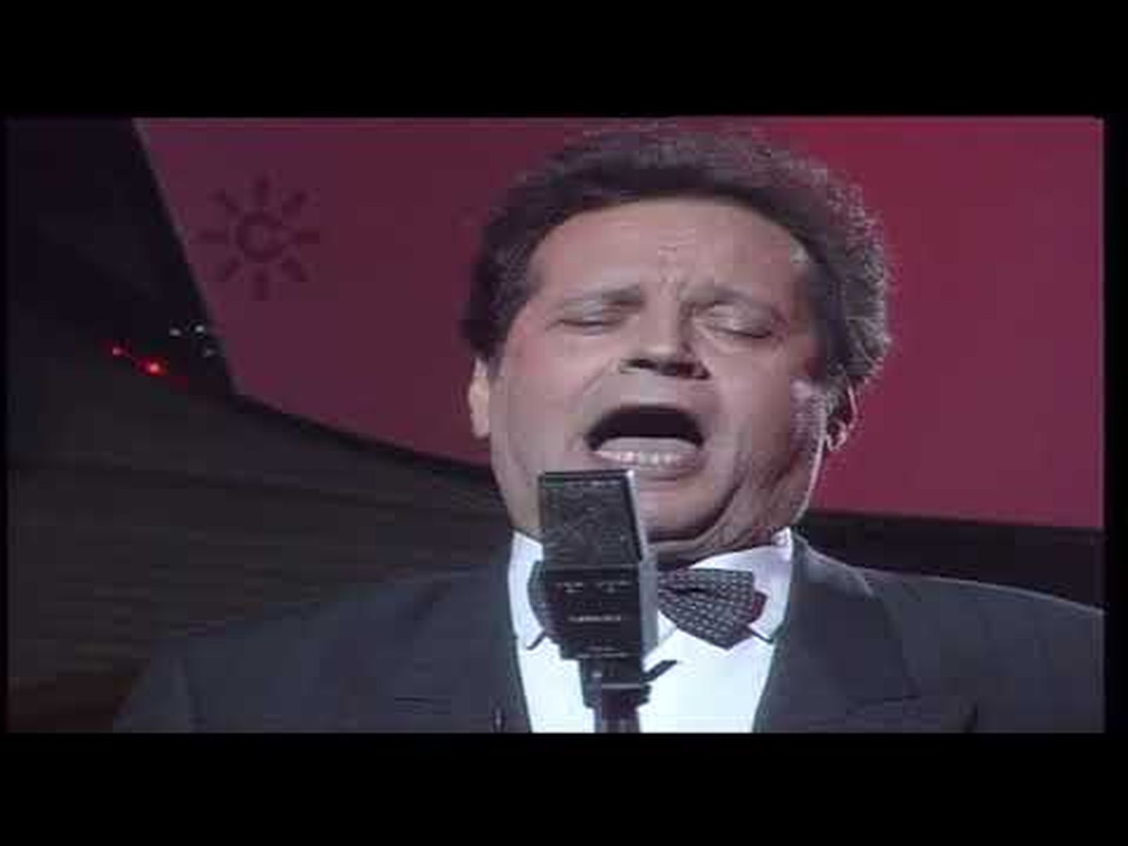 El tenor Pedro Lavirgen canta "Canción de jinete"