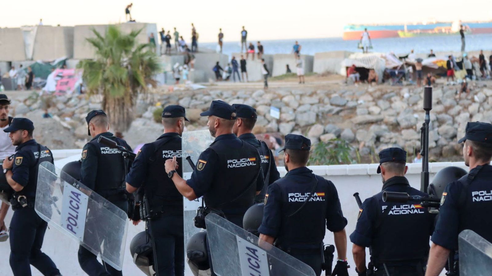 Policía vigila a los migrantes en Ceuta