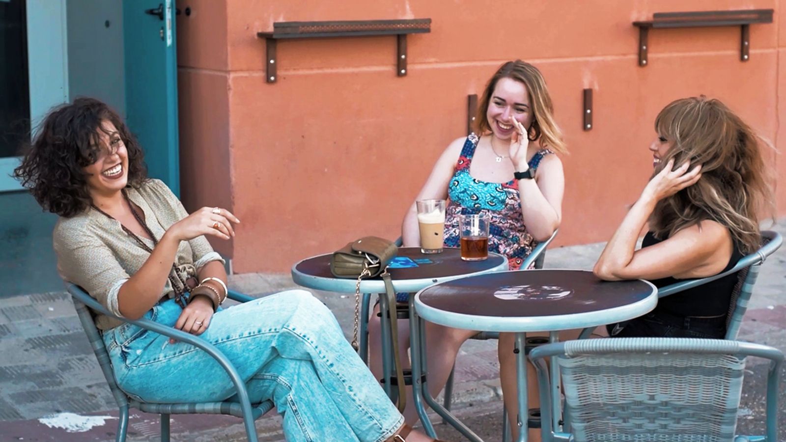 foto de las tres en el cafe