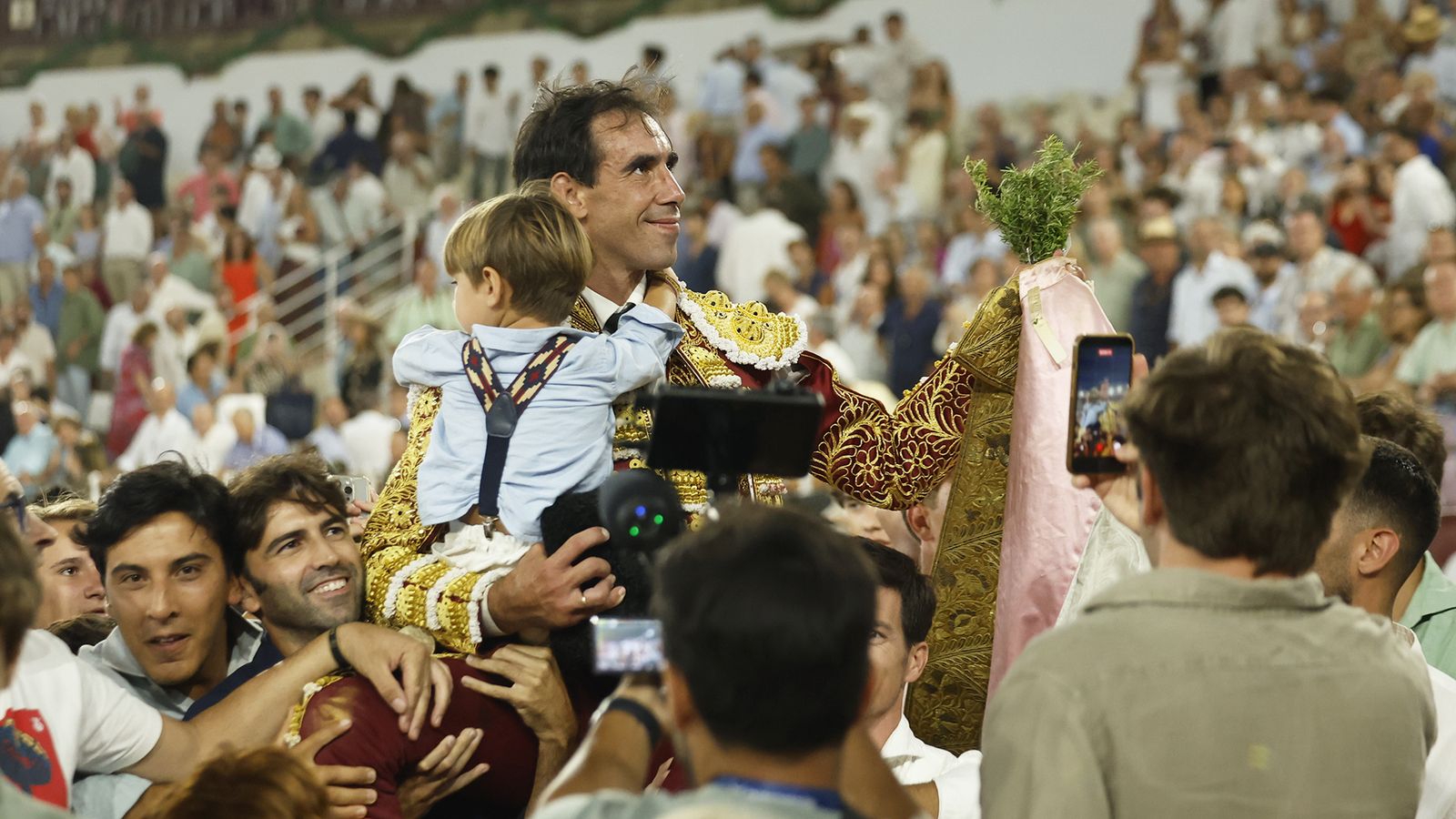 Fortes, a hombros en la Feria de Málaga.