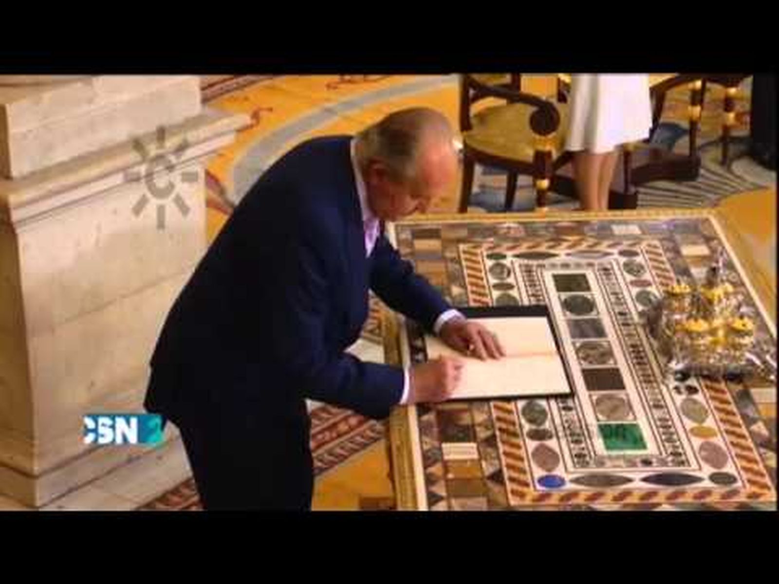 El Rey Juan Carlos firma la abdicación de la Corona