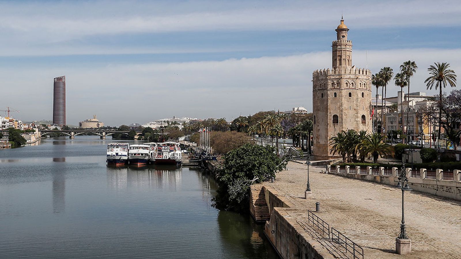 Sevilla Torre del Oro Río Guadalquivir solitaria coronavirus
