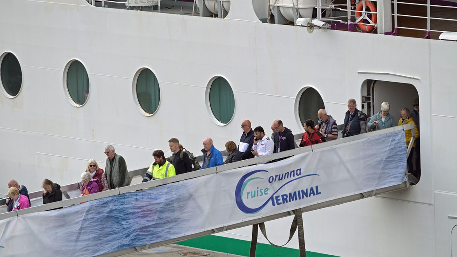 Autorizan el desembarco en A Coruña del crucero afectado por un brote de gastroenteritis