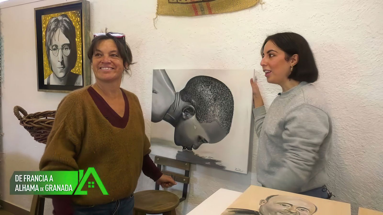 Nació en Francia y vivía en Mallorca pero tras sufrir un infarto decidió vivir en Alhama de Granada donde regenta un bar