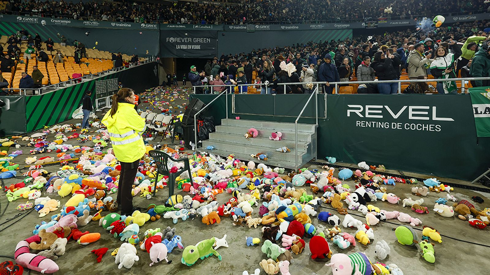 Lluvia de peluches en el Villamarín