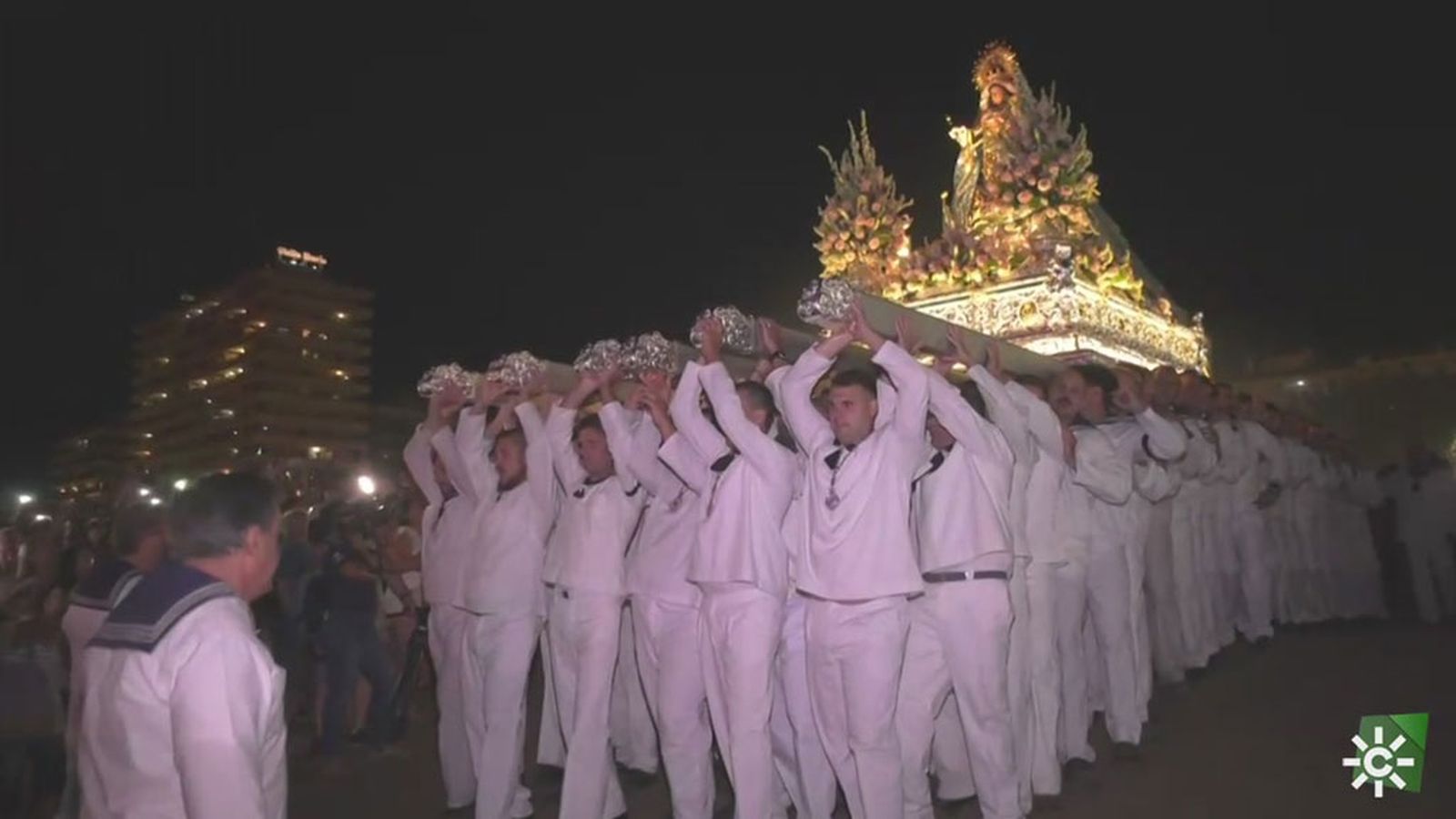 La Virgen del Carmen de Fuengirola a hombros de los marineros por el Mediterráneo