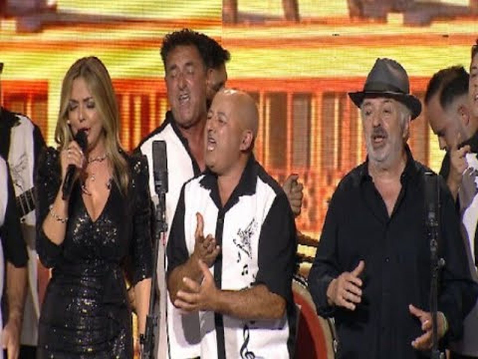 Merche y Antonio Martín de Carnaval: cantan Caleta, con los cleriguillos (2022) | Carnaval de Cádiz
