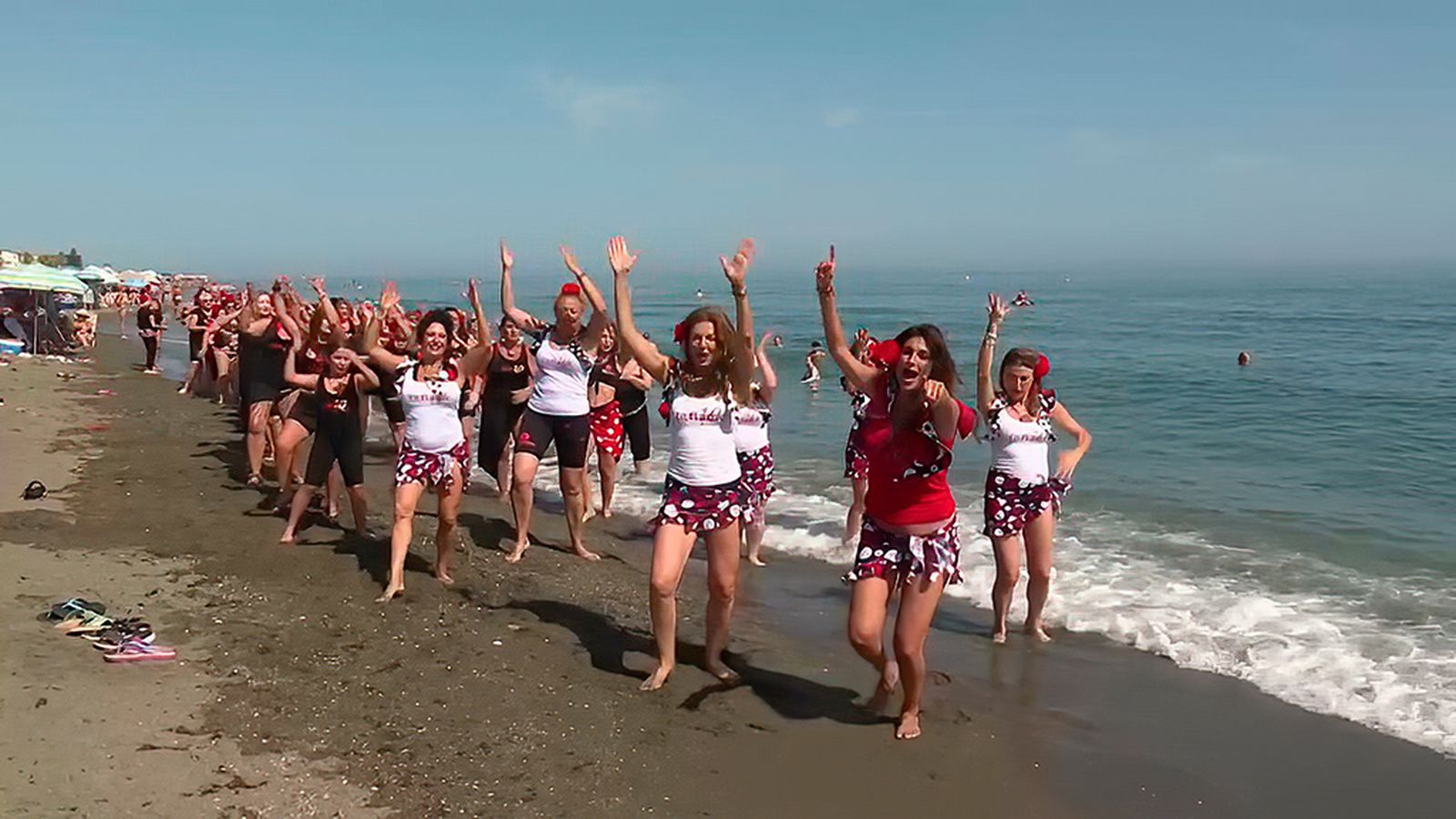 Clase de fitflamc sobre la arena de la playa en Rincón de la Victoria