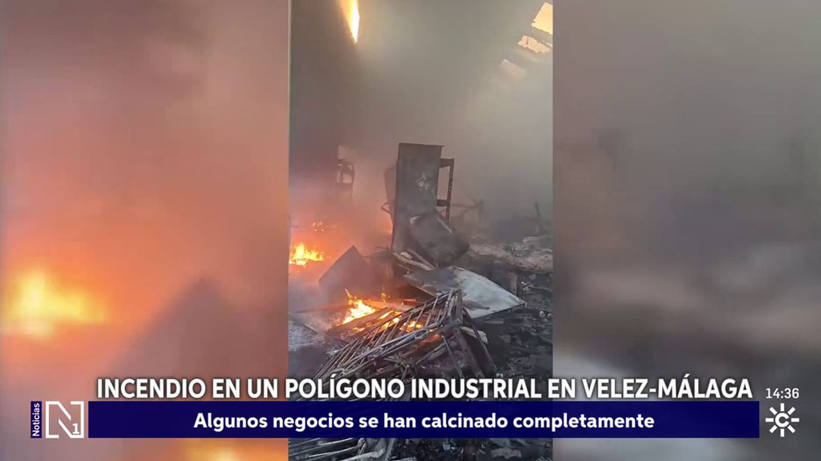 Un incendio arrasa cinco naves en Vélez-Málaga