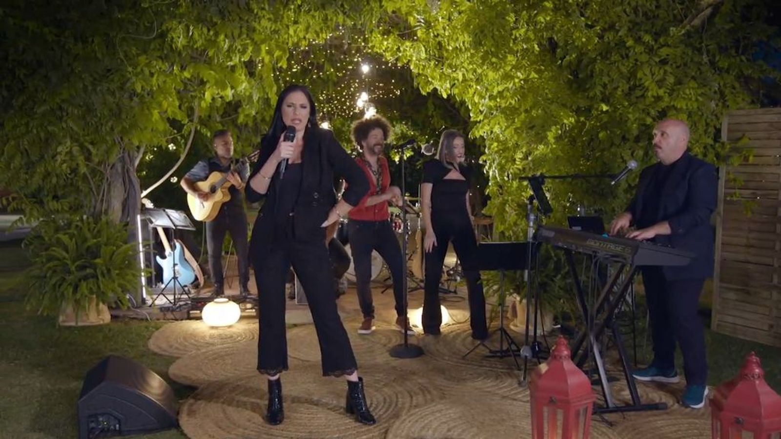 María Peláe canta 'El grillo'