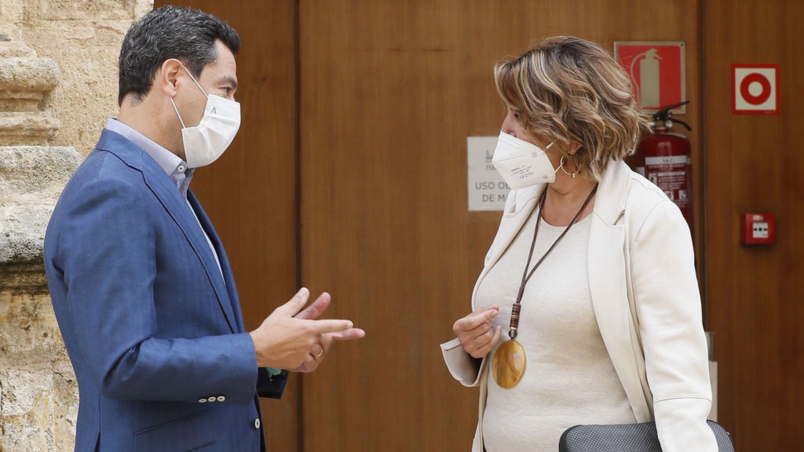 Susana Díaz con Juanma Moreno en el Parlamento