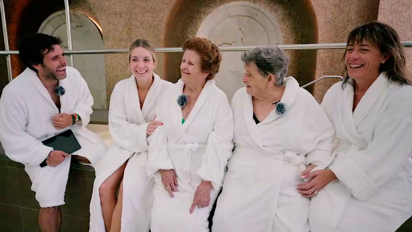 El baño de alegría de la abuela Lola en su Lanjarón de juventud