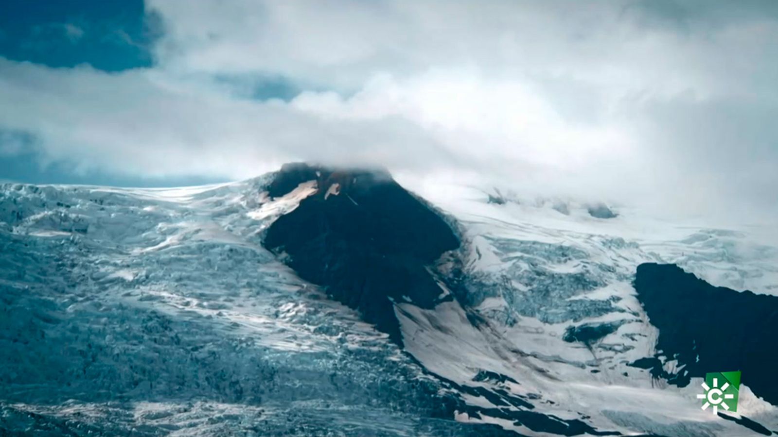 Los exploradores descubren que el glaciar que van a atravesar está sobre un volcán
