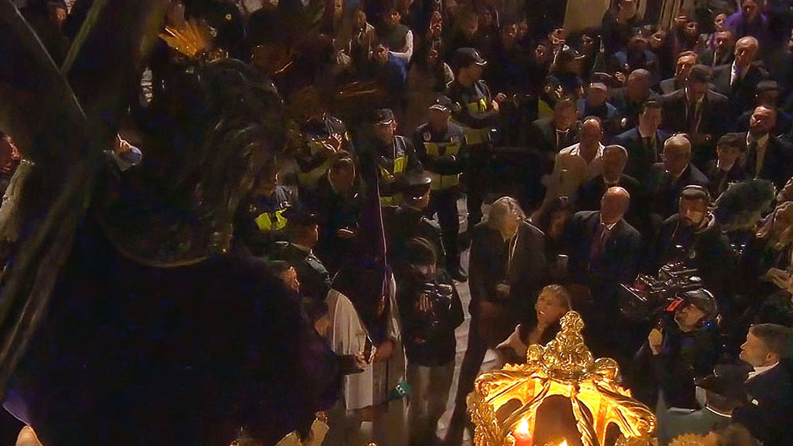 La cantaora Esperanza Fernández ha dedicado una impresionante saeta al Cristo de la Salud a la salida del Santuario de Los Gitanos.