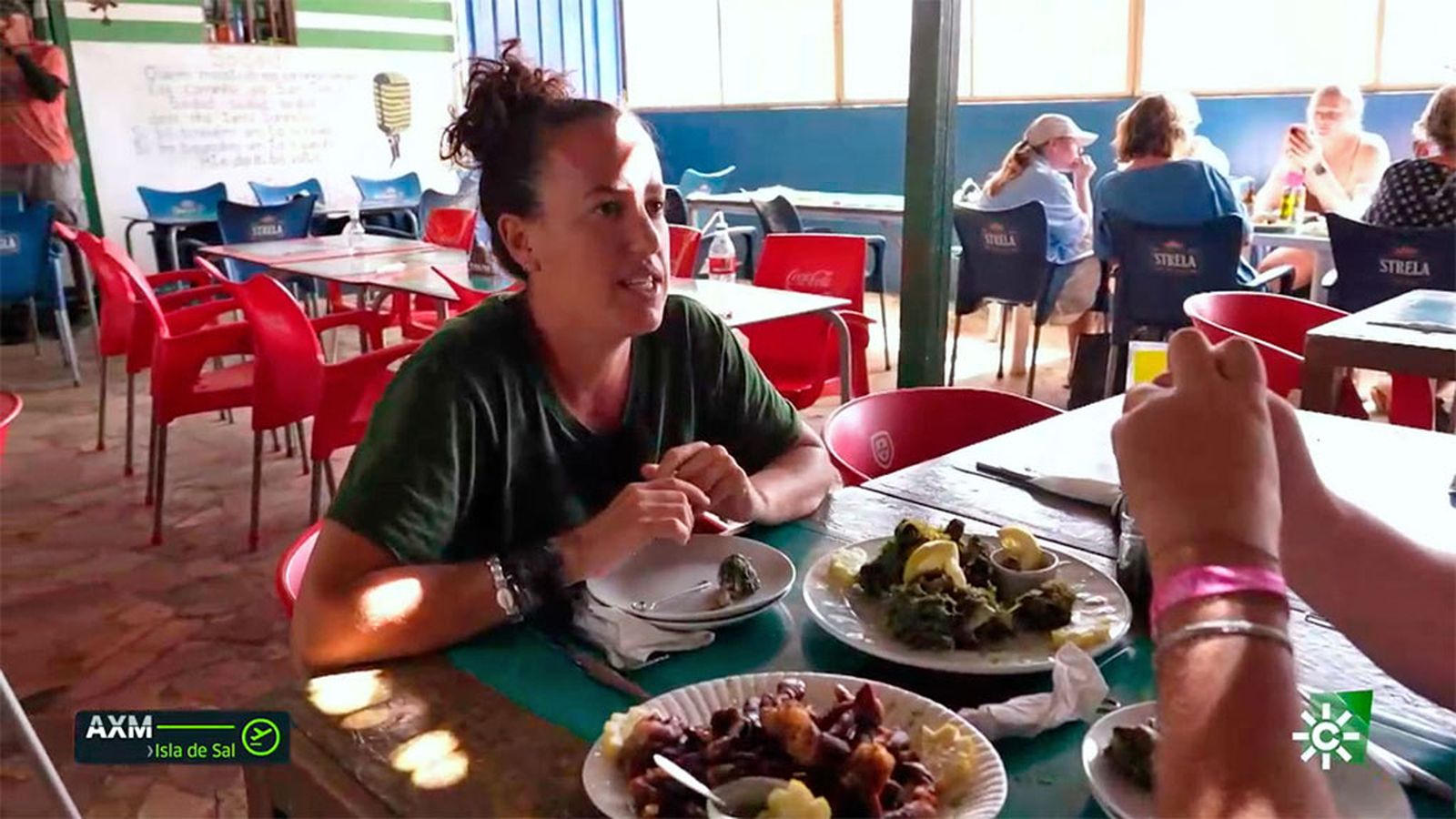 Carmen García nos lleva a andar entre tiburones en la Isla de Sal