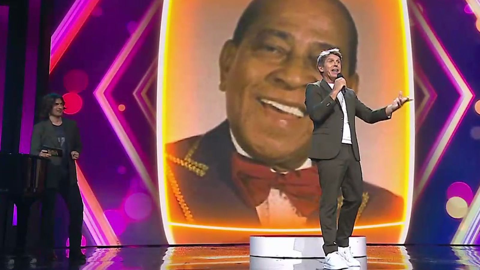 El show 1024x576 Manuel cantando