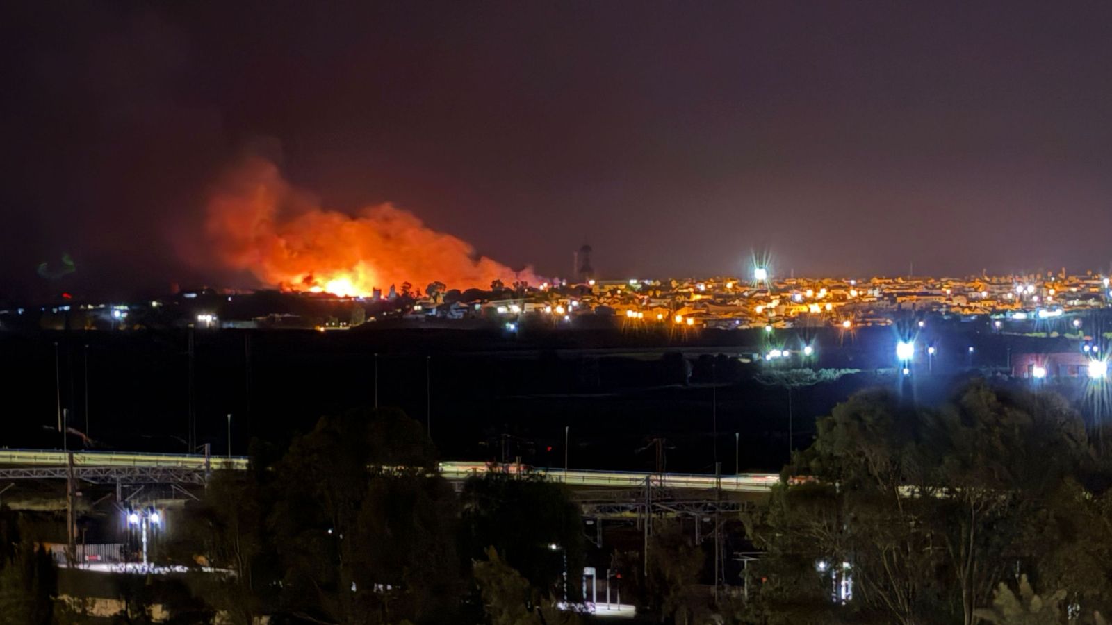 El incendio se declaró de noche y las llamas eran visibles a gran distancia.