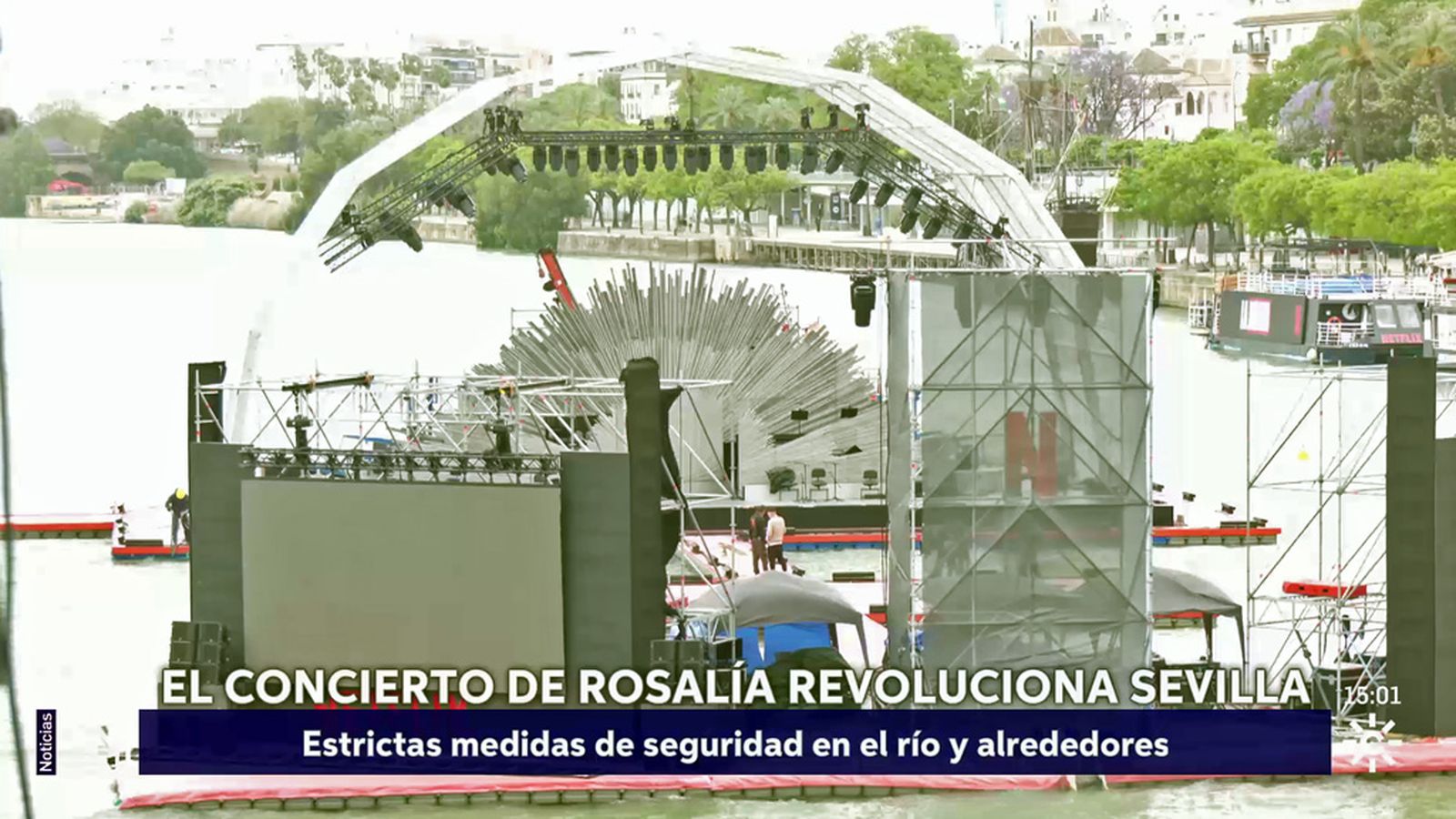 Rosalía revoluciona Sevilla, paseando por la ciudad en las horas previas a su actuación en el Guadalquivir