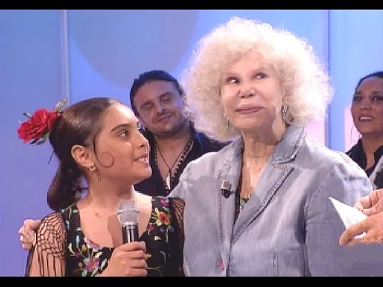 La Duquesa de Alba y su ahijada la bailaora Alba Heredia de niña