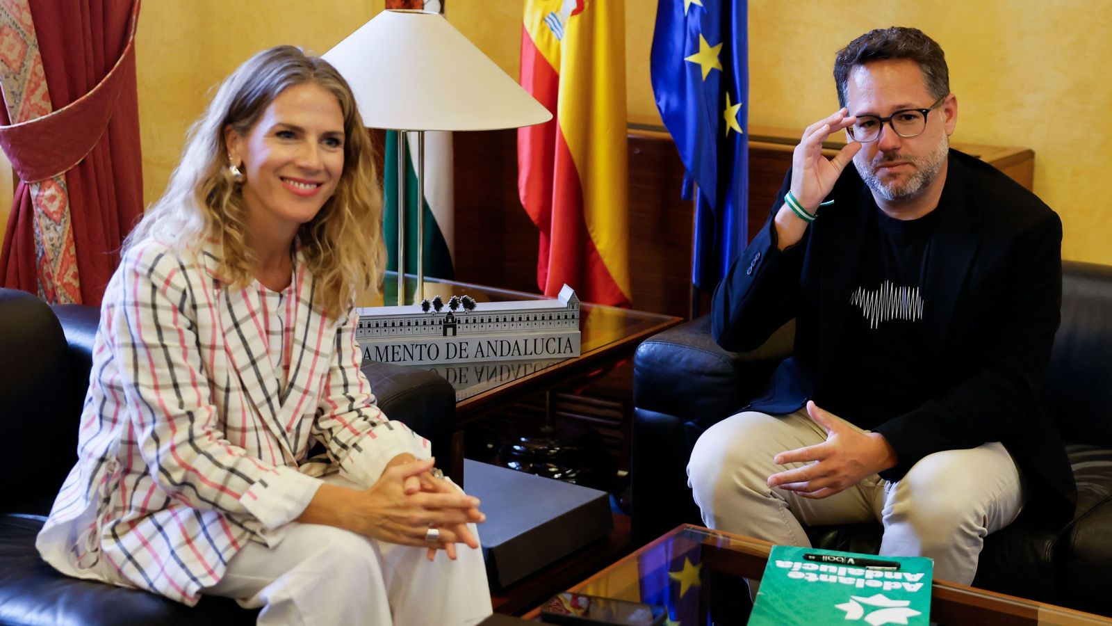 José Ignacio García con la presidenta del Parlamento