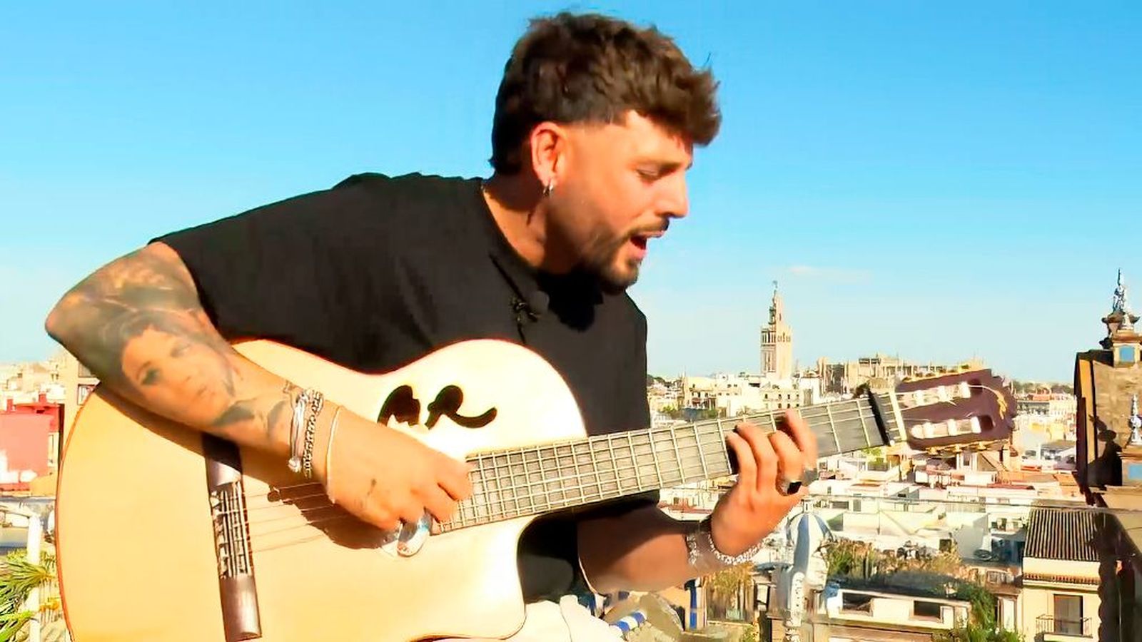 Álvaro García celebra el amor y las segundas oportunidades en 'De nuevo apareciste'
