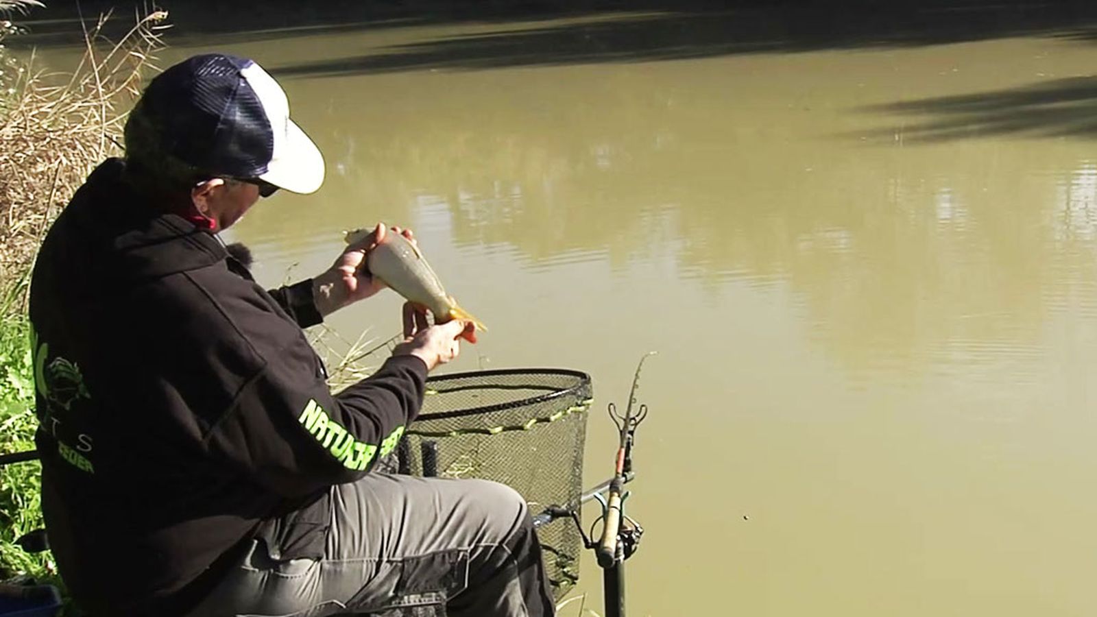 Cómo pesca con cebador en las aguas turbias tras la DANA